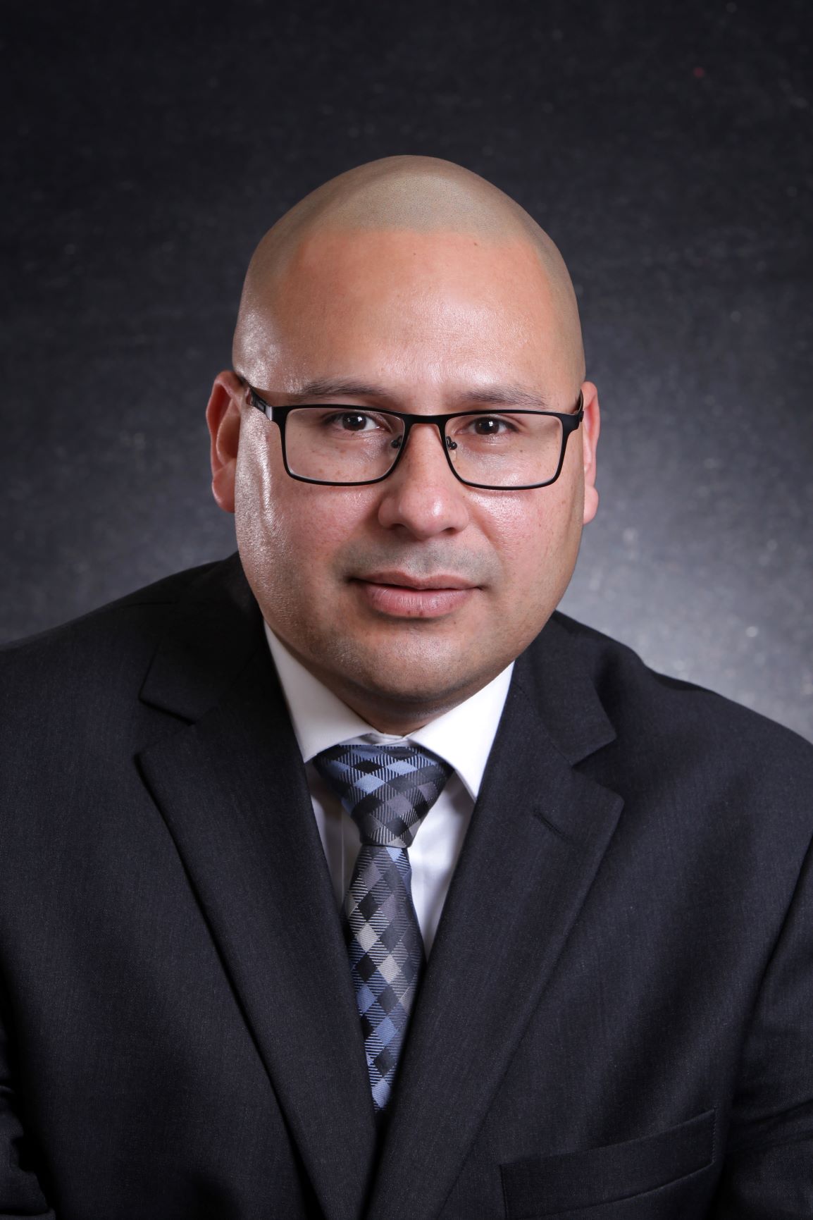 ROBERTO HERNANDEZ Financial Professional & Insurance Agent